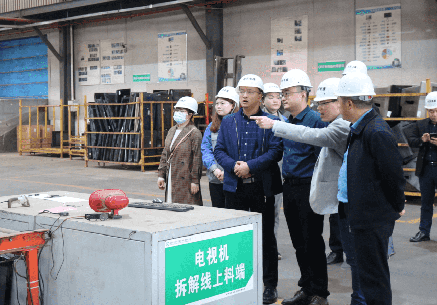 重慶市發展和改革委員會經貿處副處長張旭東一行蒞臨中天電廢調研指導